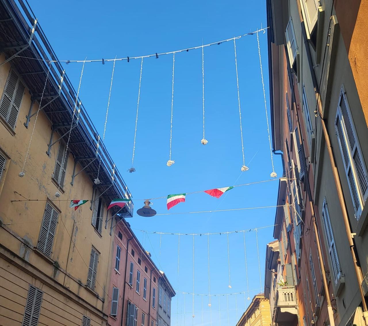 Reggio Emilia si prepara al Natale: montate le prime luminarie in centro