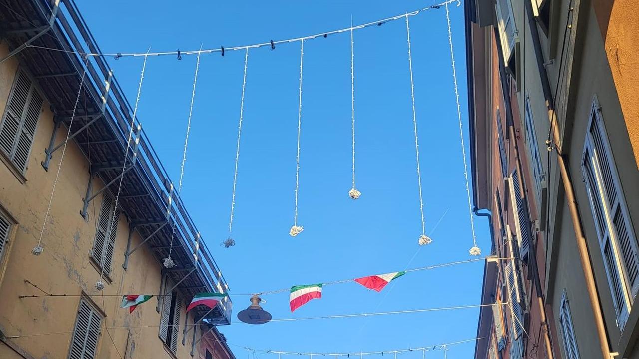 Reggio Emilia si prepara al Natale: montate le prime luminarie in centro