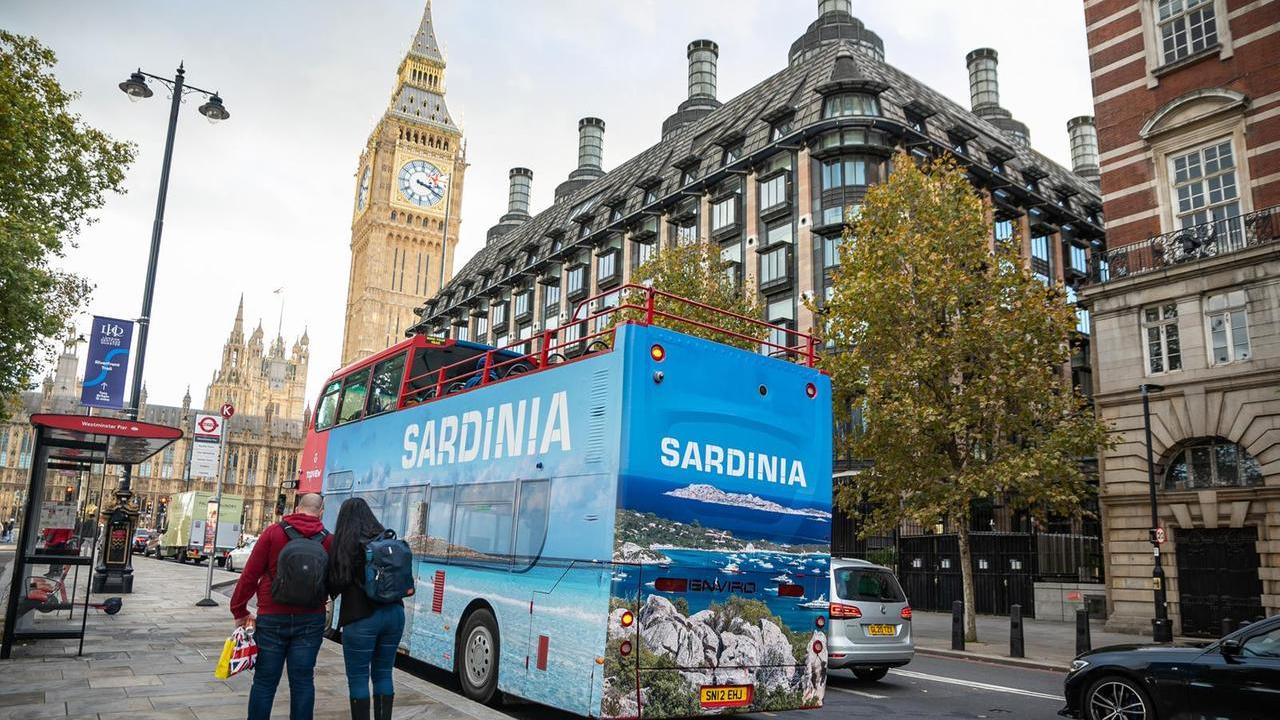 Anche La Pelosa protagonista fra le strade di Londra insieme a Cala Goloritzè e La Maddalena