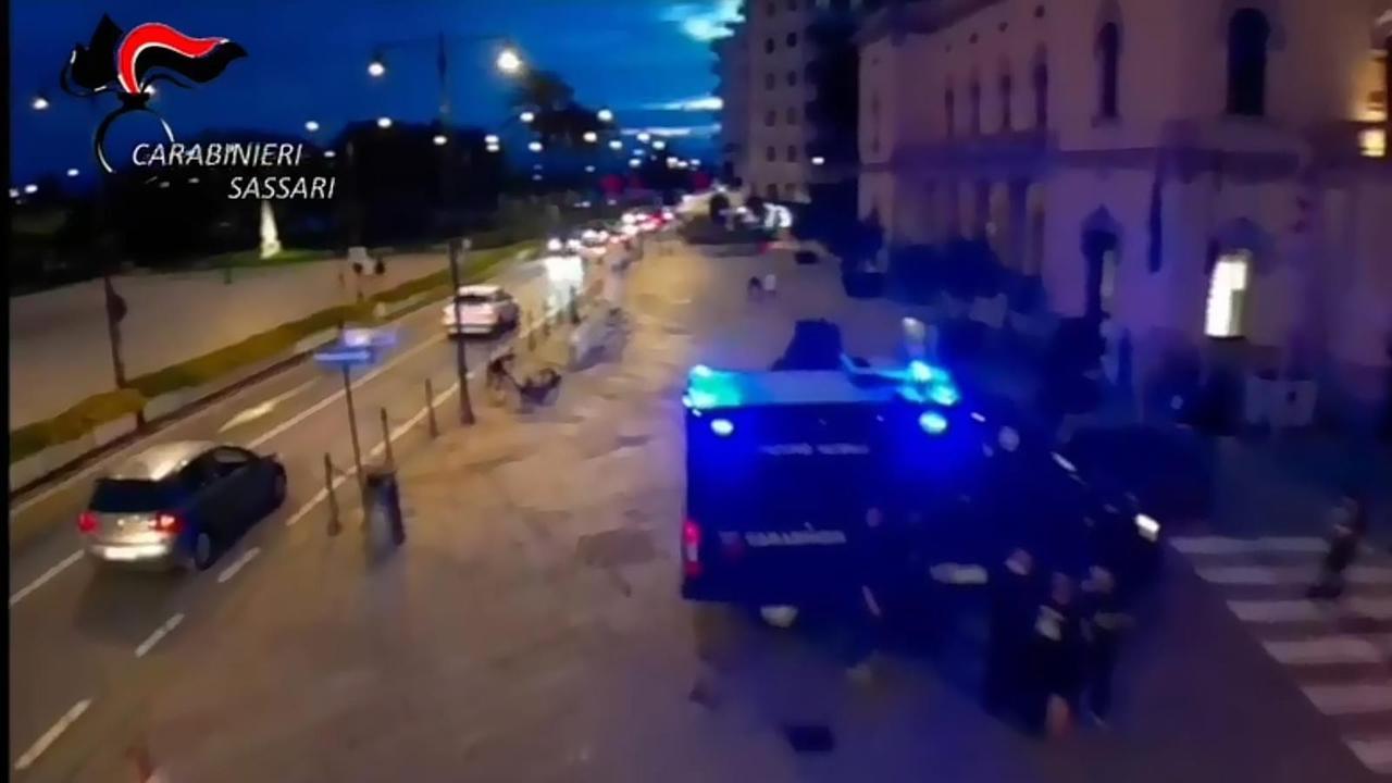 
	La stazione mobile dei carabinieri di Olbia davanti al municipio


