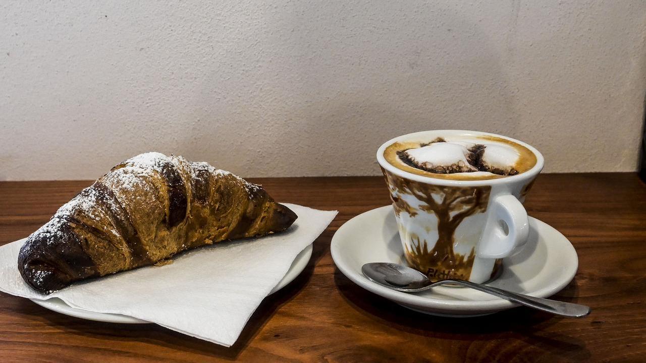 Il cappuccino è sempre più amato anche di pomeriggio: le tendenze in Sardegna