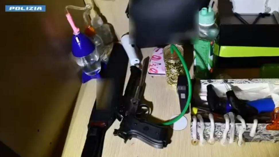 Una delle armi sequestrate a casa dell'arrestato