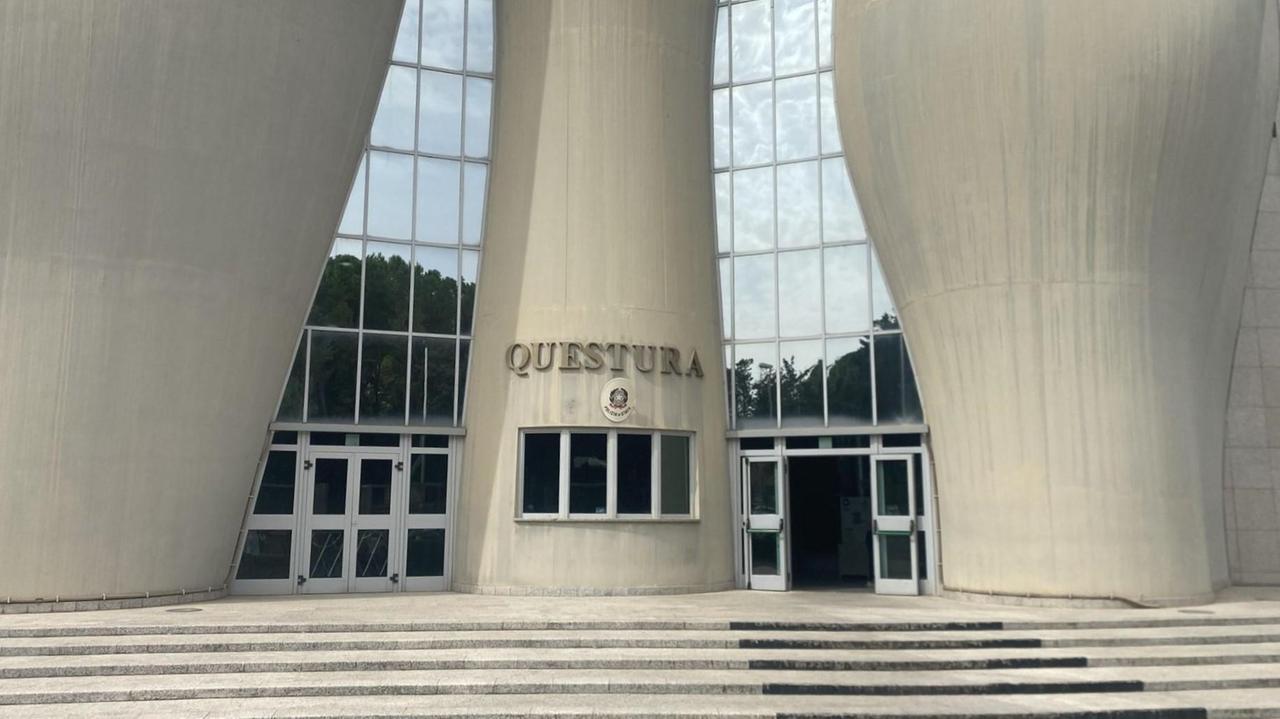 Minacciava di morte un coetaneo per farsi dare soldi: minorenne arrestato dalla polizia per estorsione