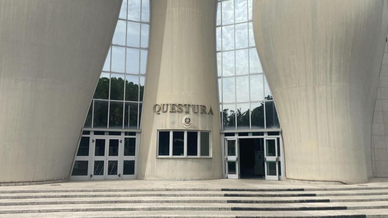 Minacciava di morte un coetaneo per farsi dare soldi: minorenne arrestato dalla polizia per estorsione