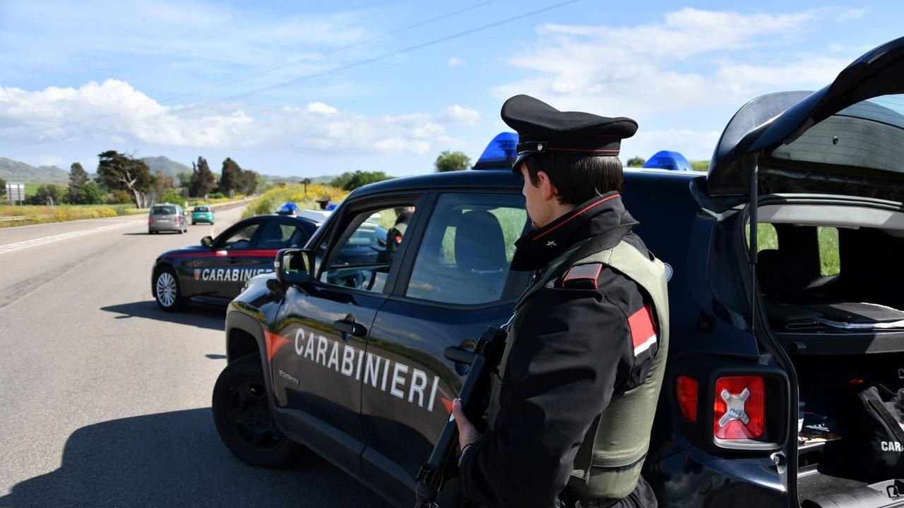 Gli trovano la droga e si scaglia contro i carabinieri: 27enne in manette