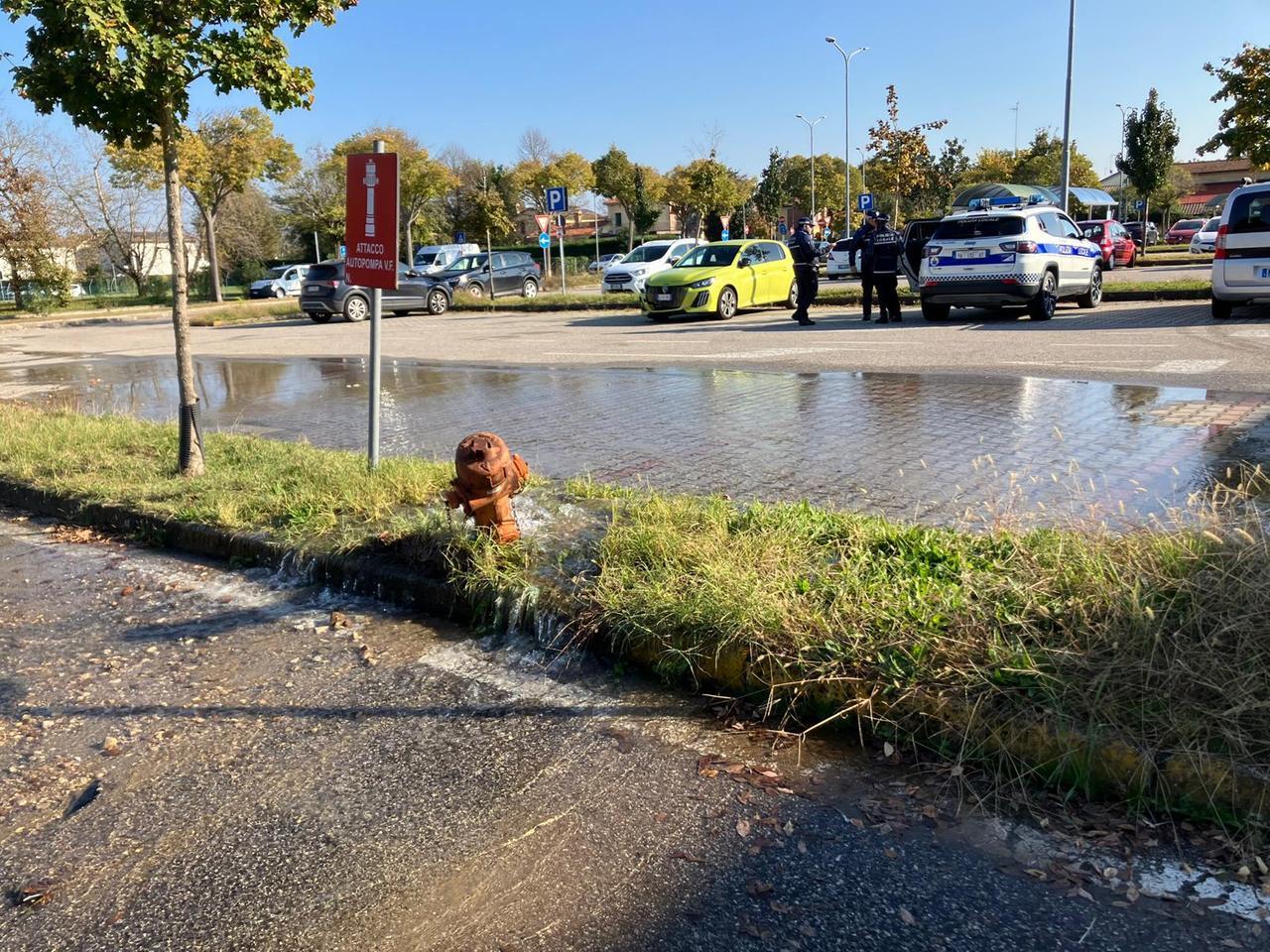 Argenta, auto centra un idrante: parcheggio allagato