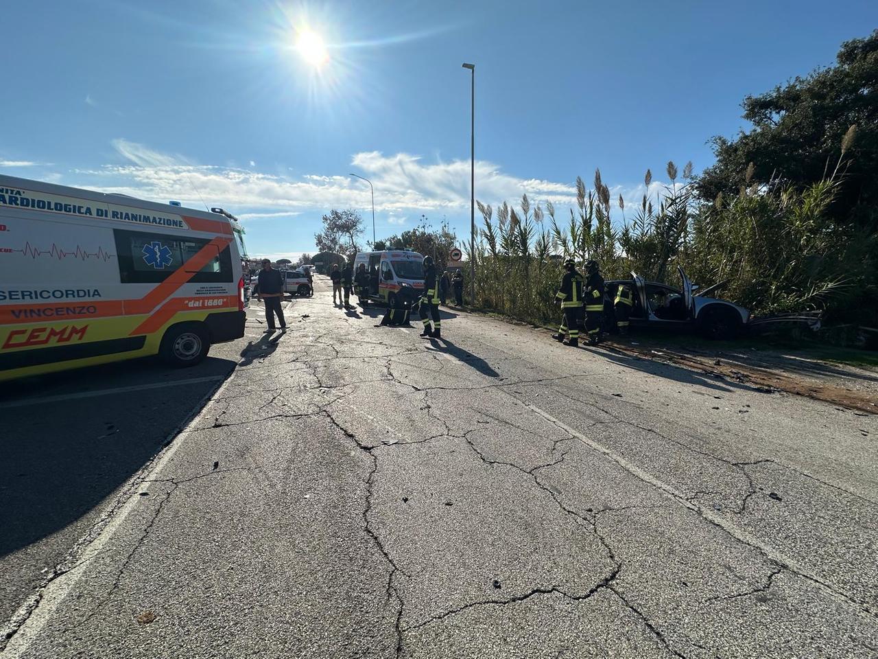 San Vincenzo, tre feriti nello scontro tra due auto: interviene Pegaso ...