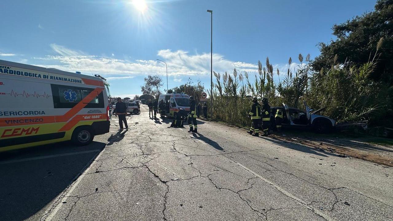 San Vincenzo, tre feriti nello scontro tra due auto: interviene Pegaso
