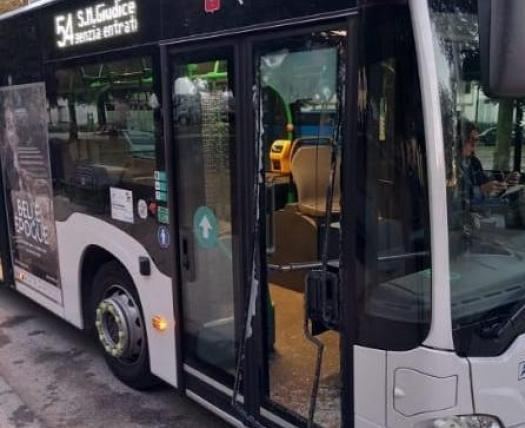 
	La porta del bus rotta dai due ragazzi per aggredire l'autista

