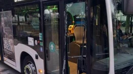 La porta del bus rotta dai due ragazzi per aggredire l'autista