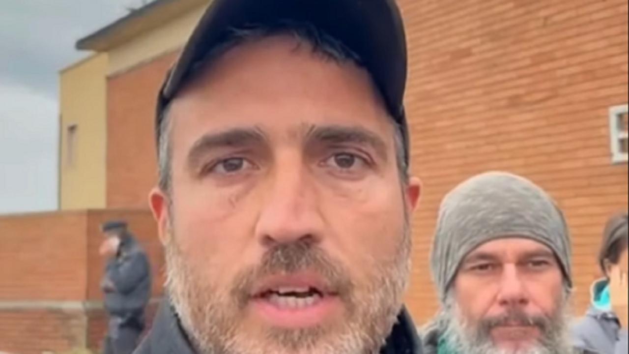 Il leader di Usb Livorno, Giovanni Ceraolo, durante il presidio al varco Zara