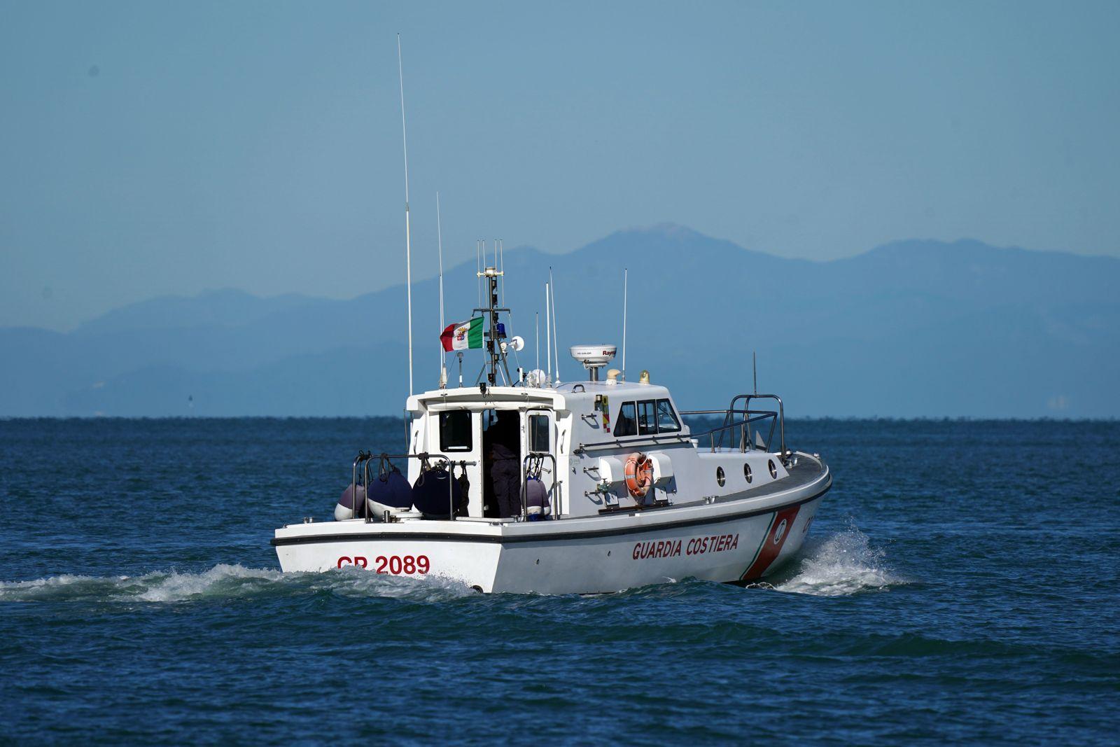 Una motovedetta della guardia costiera durante le operazioni di ricerca (foto Stick)