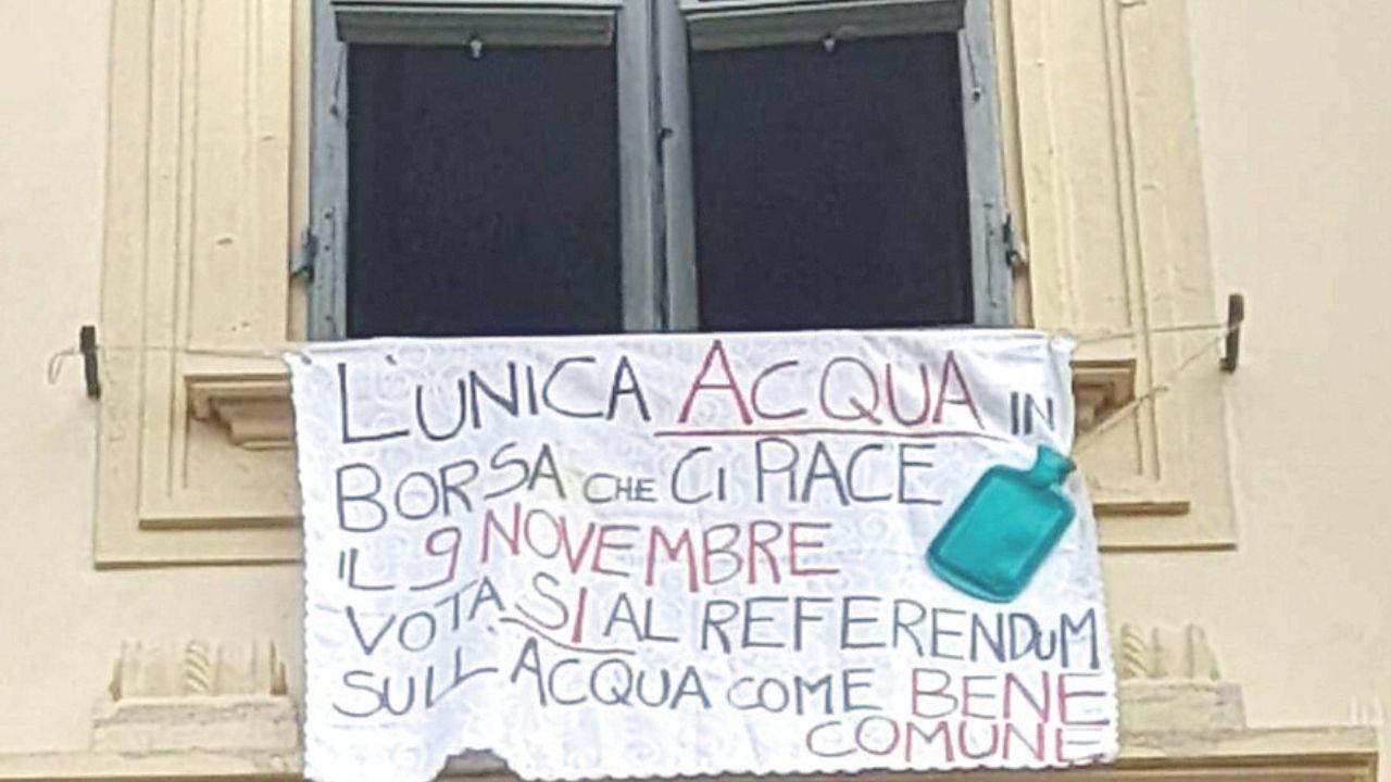 Uno dei manifesti comparsi a Empoli a favore della campagna referendaria per l’uscita dalla Multiutility