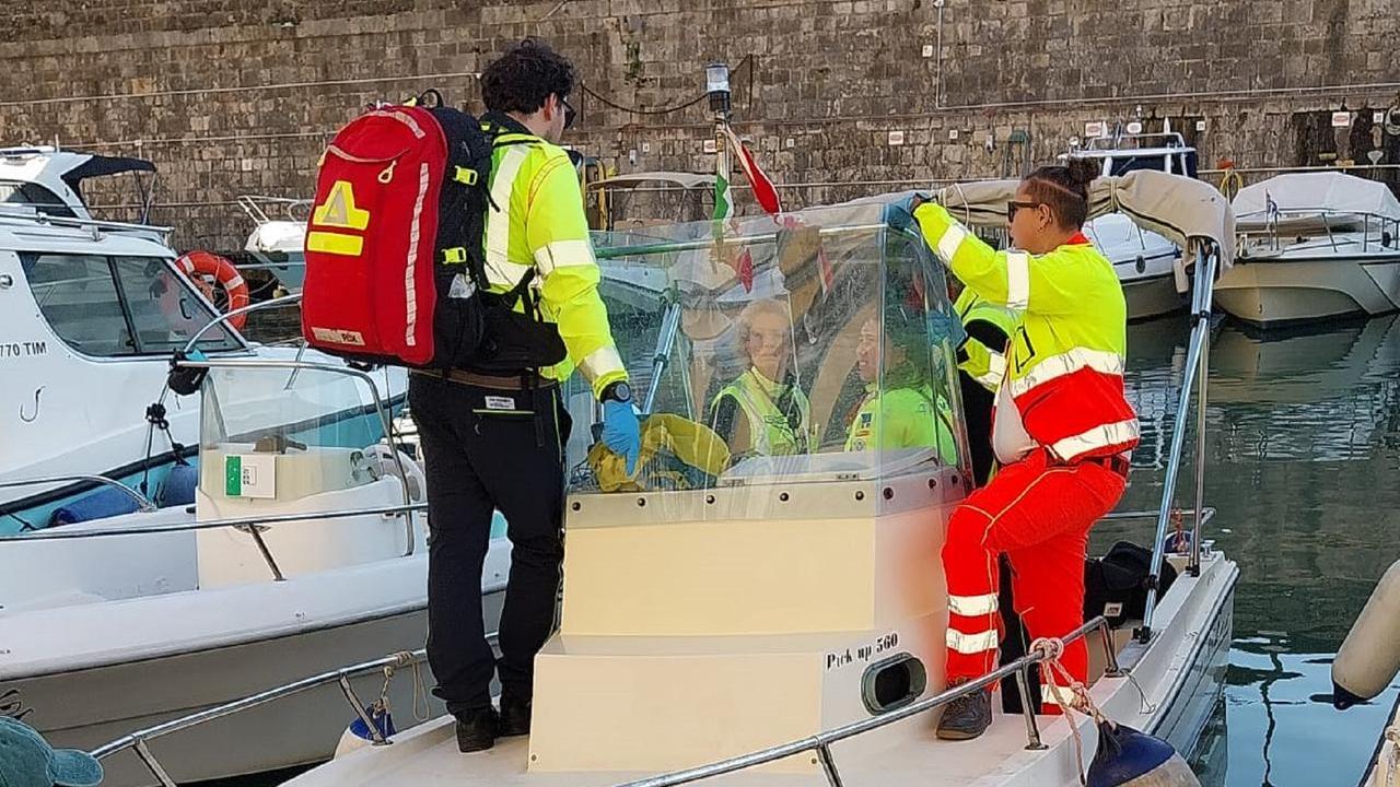 Livorno, sub di 67 anni ha un malore: soccorso sugli scali d’Azeglio
