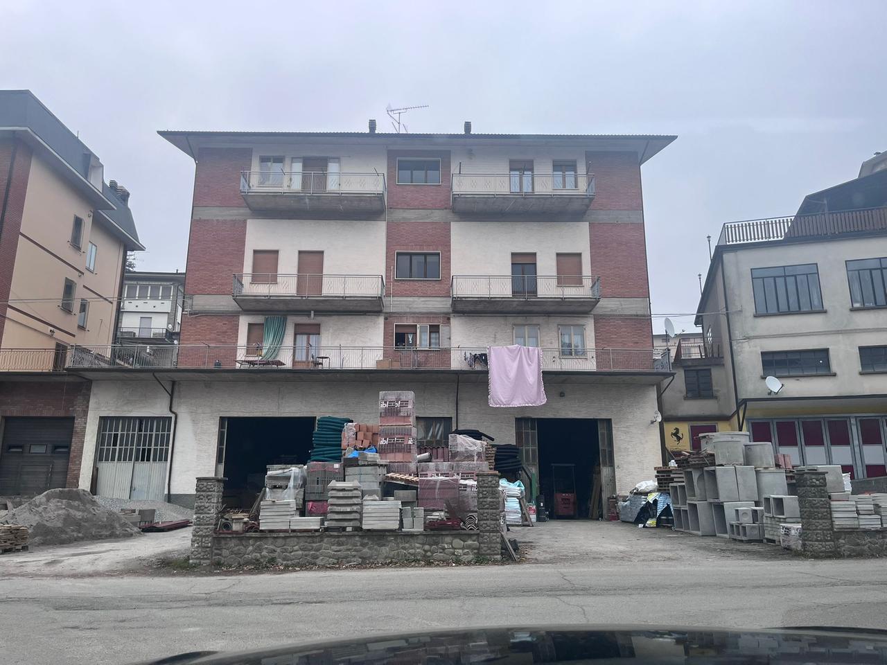 
	La palazzina di Montese: la 13enne &egrave; caduta dalla balconata al primo piano

