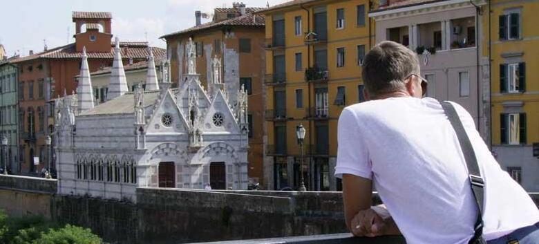 
	La Chiesa della Spina vista dal ponte Solferino

