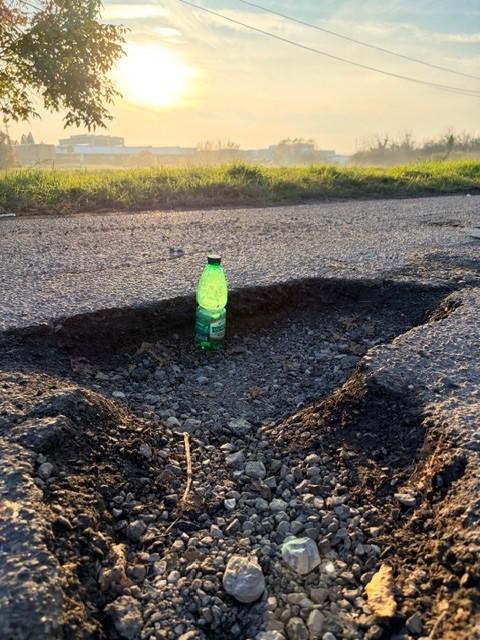 E’ in via Pratonieri “la madre” di tutte le buche stradali. Inviateci le vostre segnalazioni