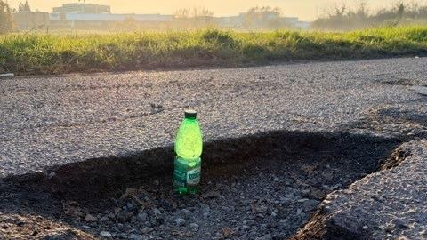 E’ in via Pratonieri “la madre” di tutte le buche stradali. Inviateci le vostre segnalazioni