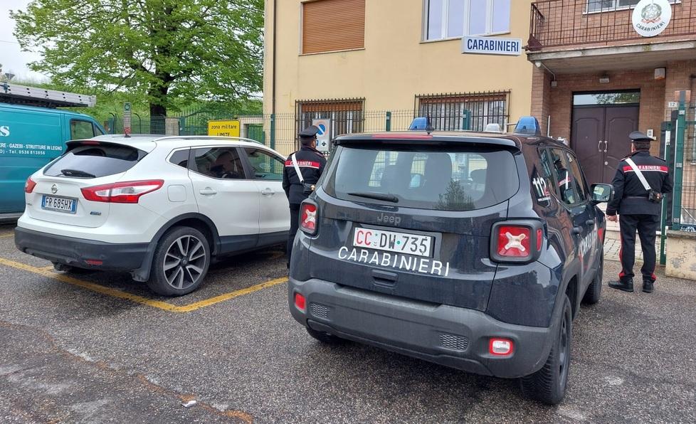 Armato di pistola minaccia un ragazzino che litiga con suo figlio