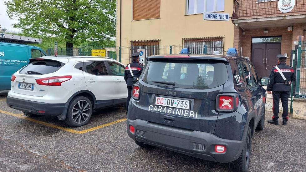 Armato di pistola minaccia un ragazzino che litiga con suo figlio