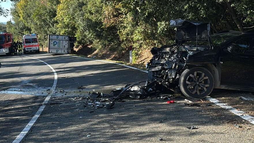 L'auto distrutta e sullo sfondo il camion ribaltato