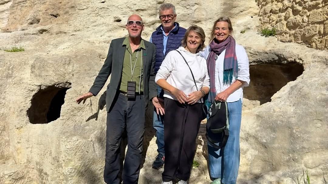 Lungo viaggio dall’Alaska a Sennori per ammirare le domus de Janas