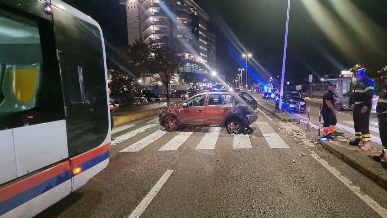 Tampona un’auto che va a sbattere contro un autobus: ferita una donna di 52 anni