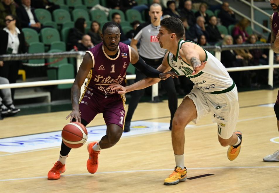 
	Avery Woodson in entrata (foto Lega)

