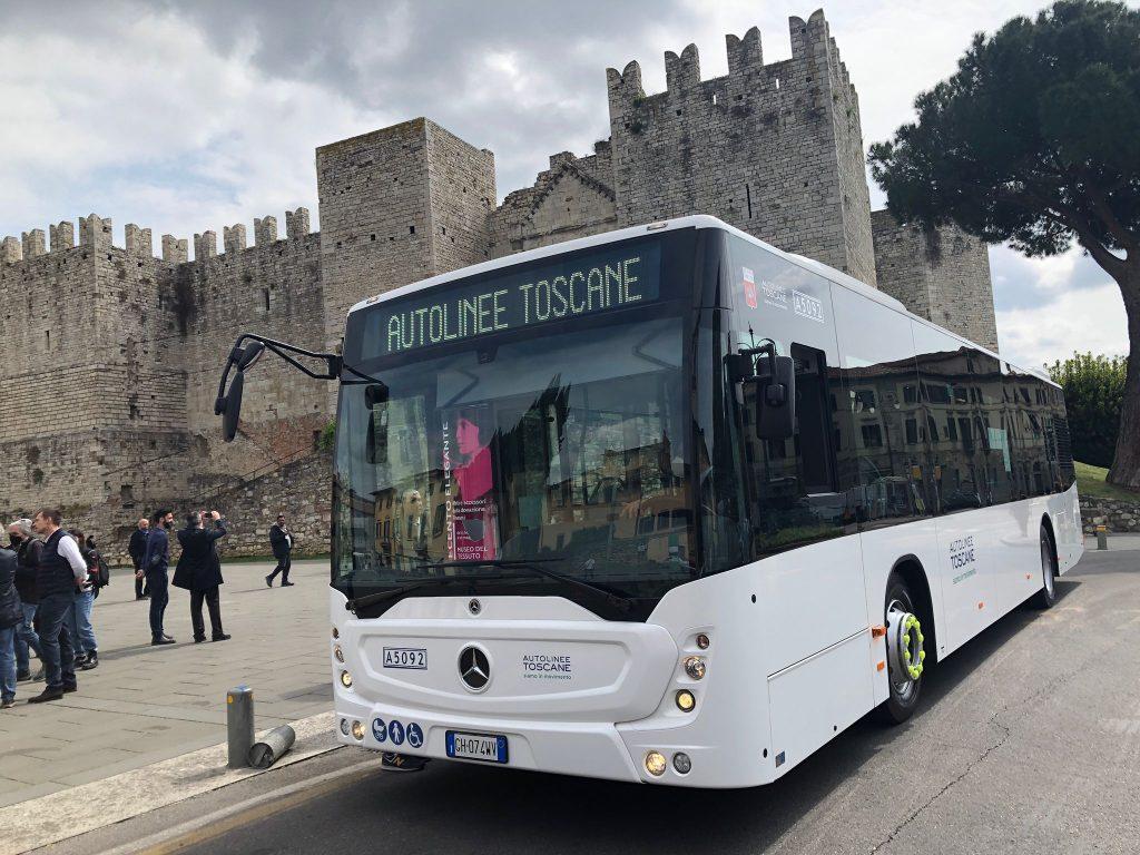 Prato, passeggero prende a morsi e ombrellate i controllori sul bus: arrestato