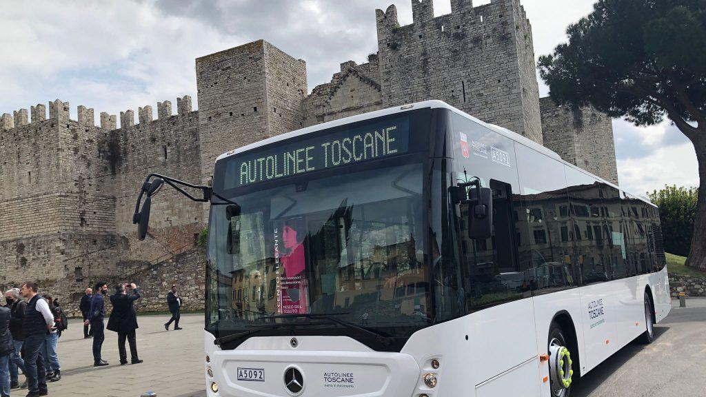 Prato, passeggero prende a morsi e ombrellate i controllori sul bus: arrestato