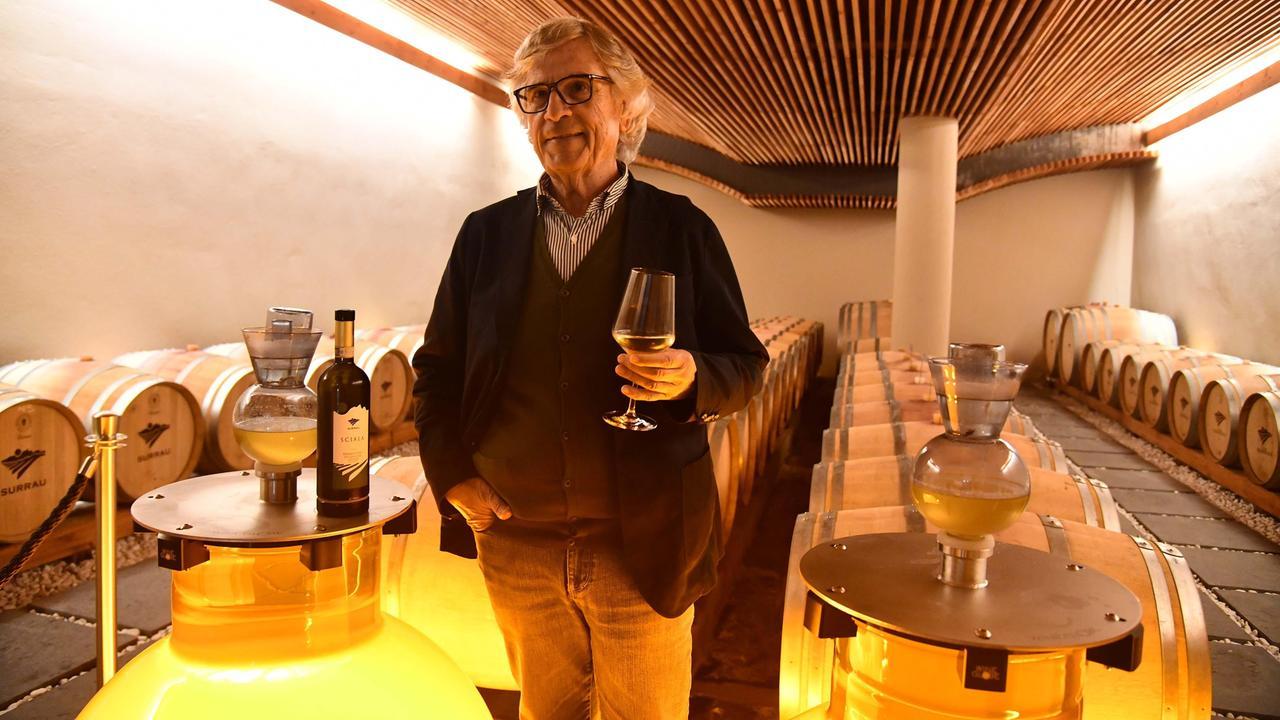 Tino Demuro nella sua cantina (foto di Vanna Sanna)