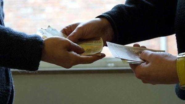 Sassari, 16enne arrestato per estorsione: «Dammi i soldi o ti ammazzo»