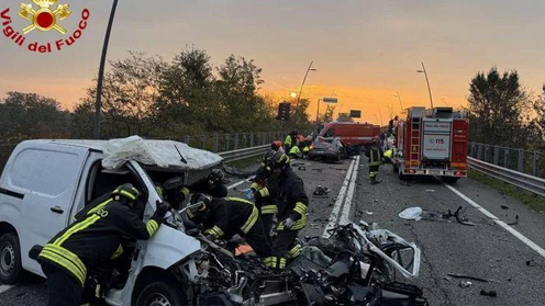 Bergamo, scontro auto-furgone: salgono a 3 i morti