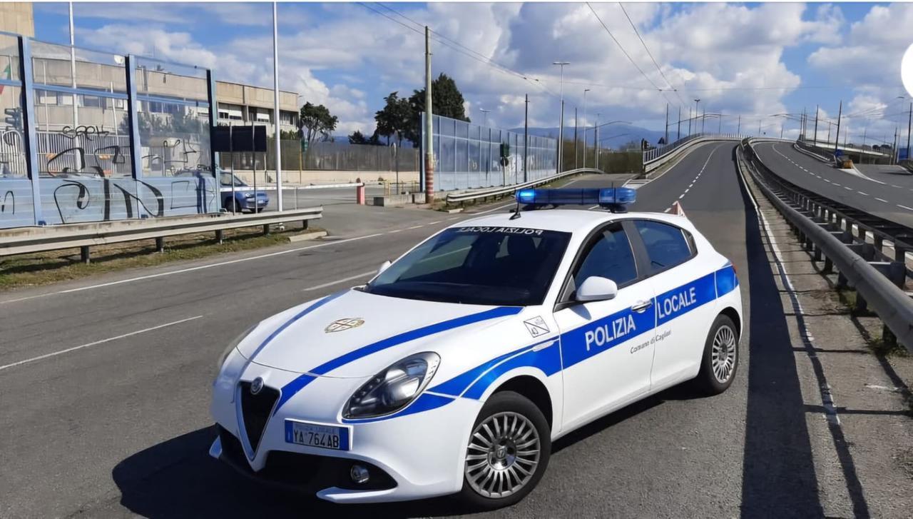 L’auto finisce contro il guard rail e poi si ribalta, un ferito grave