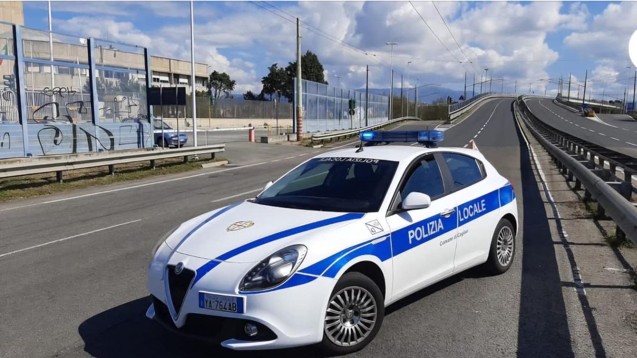 L’auto finisce contro il guard rail e poi si ribalta, un ferito grave