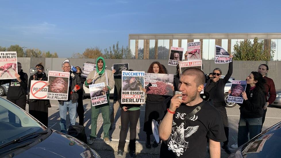 Gaibanella, animalisti da Berluti: «Basta uso di pellicce»