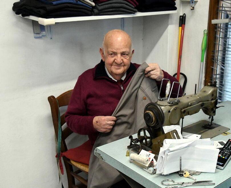 
	Franco Pucci nella sua sartoria (foto Cuffaro)

