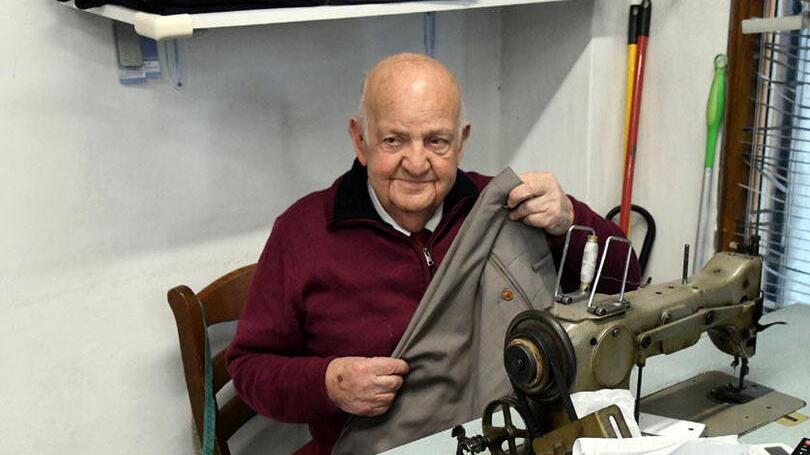 Franco Pucci nella sua sartoria (foto Cuffaro)