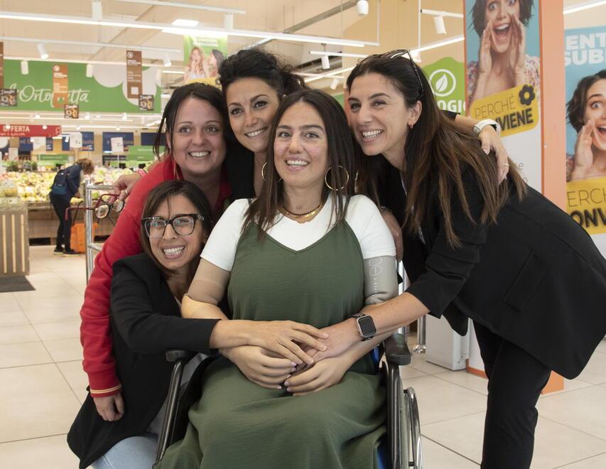 
	Irene Dari circondata dall&rsquo;affetto di amici ed ex colleghi al supermercato Conad di via Scansanese di Grosseto. La foto risale allo scorso 2 ottobre (foto Agenzia Bf)

