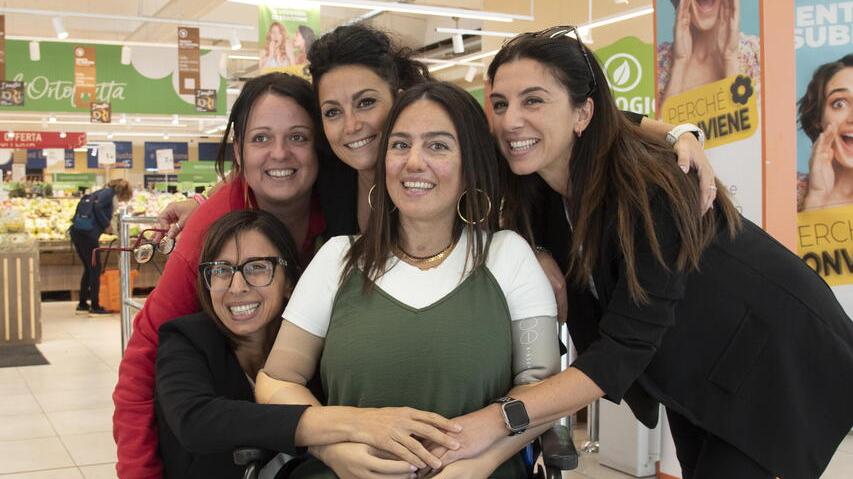 Irene Dari circondata dall’affetto di amici ed ex colleghi al supermercato Conad di via Scansanese di Grosseto. La foto risale allo scorso 2 ottobre (foto Agenzia Bf)
