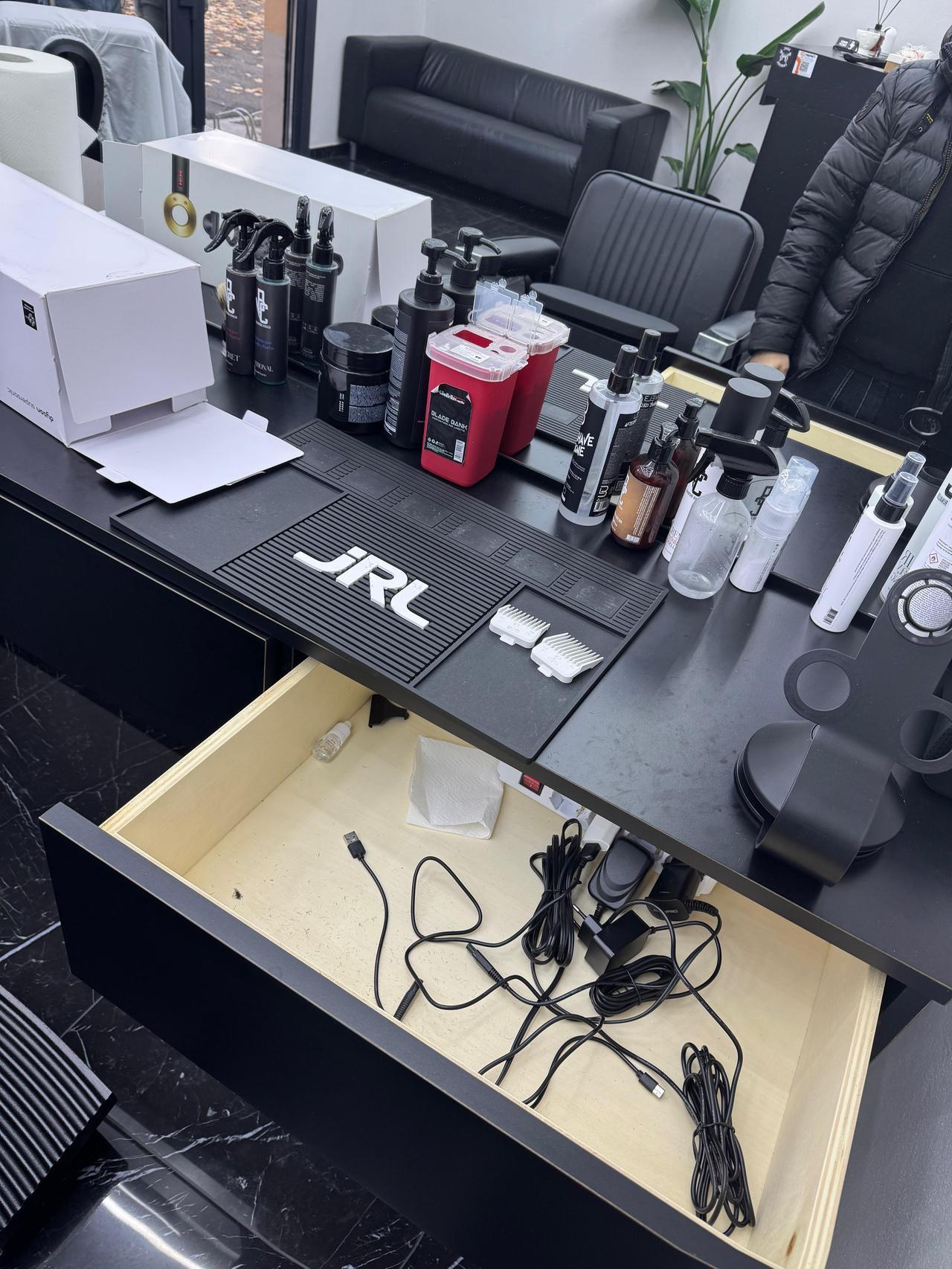 Furto al Barber Concept: i ladri portano via anche forbici e macchinette