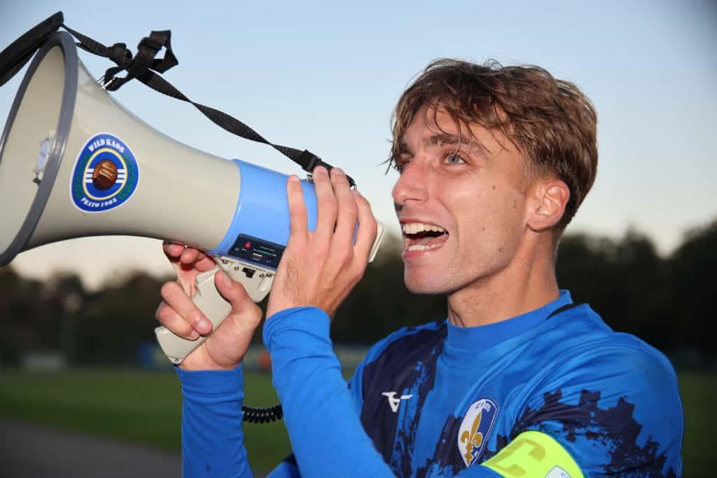 
	Giacomo Risaliti, autore del primo gol, incita i tifosi col megafono (foto Giovanni Tarducci)

