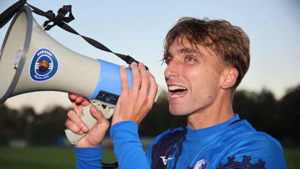 Giacomo Risaliti, autore del primo gol, incita i tifosi col megafono (foto Giovanni Tarducci)