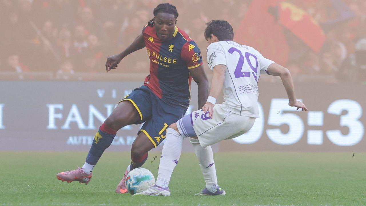 Un'azione della partita Genoa-Fiorentina