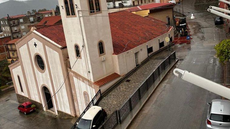 Chiesa allagata, il parroco costretto ad annullare la messa