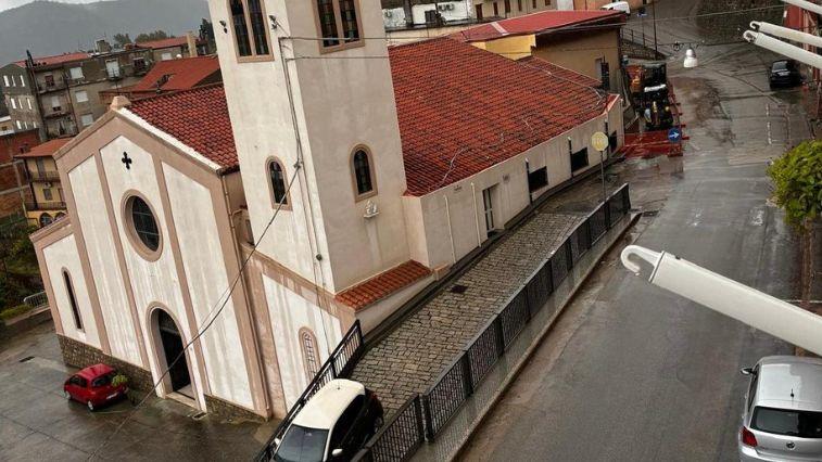 Chiesa allagata, il parroco costretto ad annullare la messa