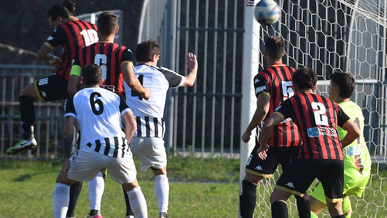 Un'azione del derby (foto Cuffaro)