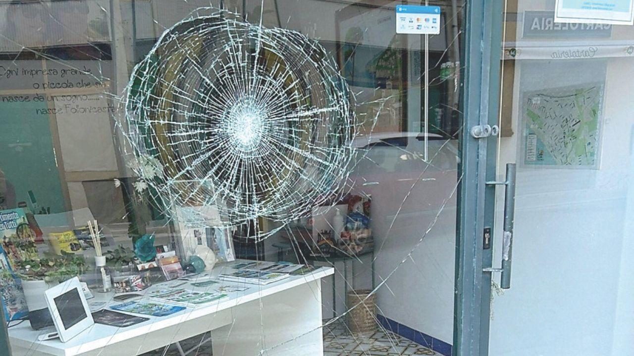 Una vetrina danneggiata