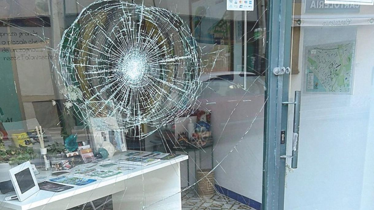 Una vetrina danneggiata
