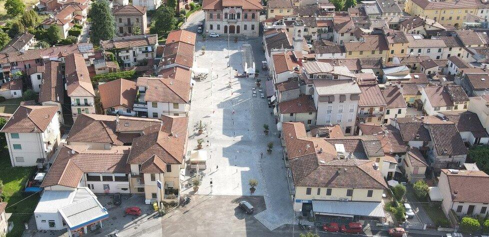 La piazza "teatro" della rissa